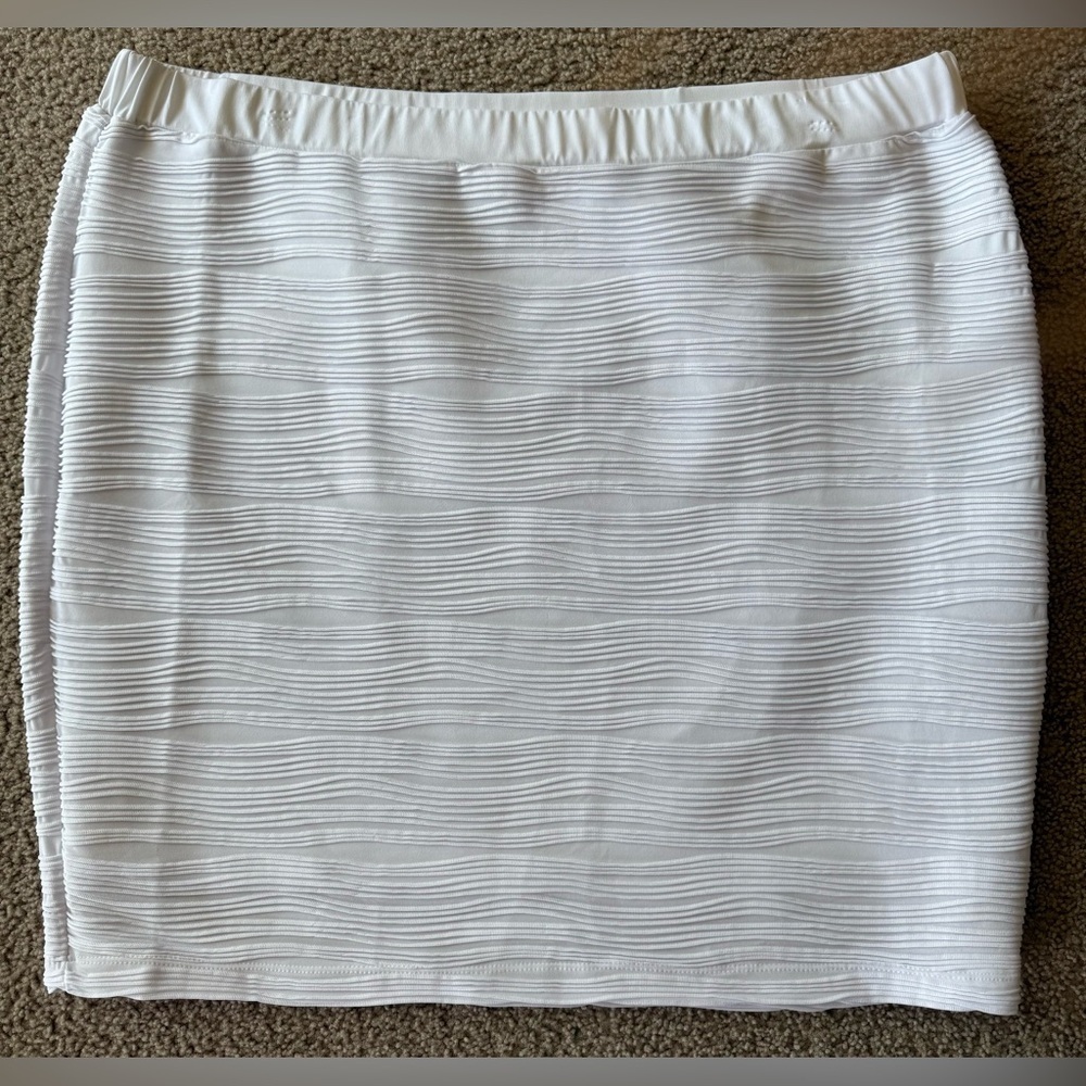 NY Collection Woman White Textured Pencil Skirt Size 2X Wavy Pleated Minimalist